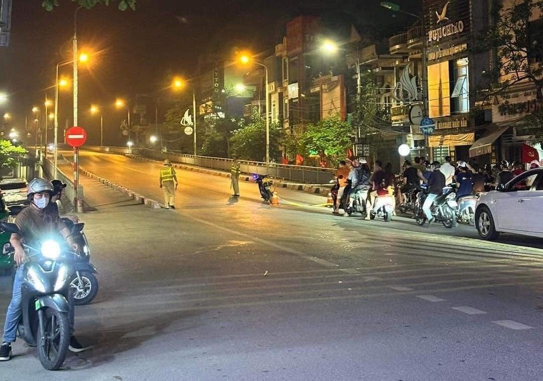 Tối 25/6, cảnh sát phong tỏa khu vực cầu Đò Quan - nơi nghi phạm nhảy xuống sông.