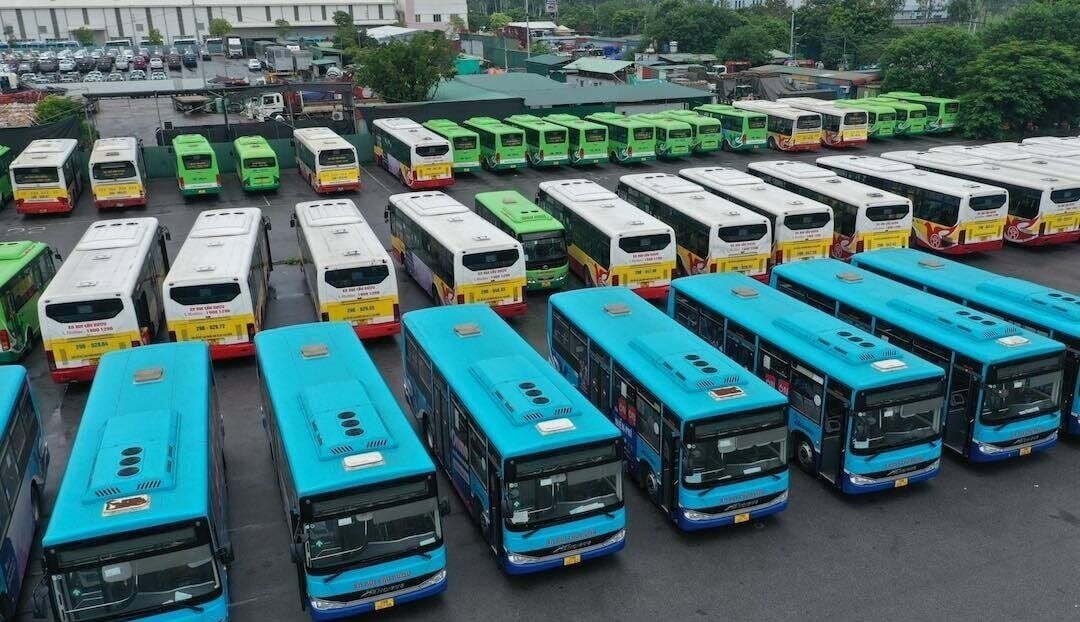 Du lịch ngoại thành Hà Nội bằng xe bus sẽ vô cùng thú vị.