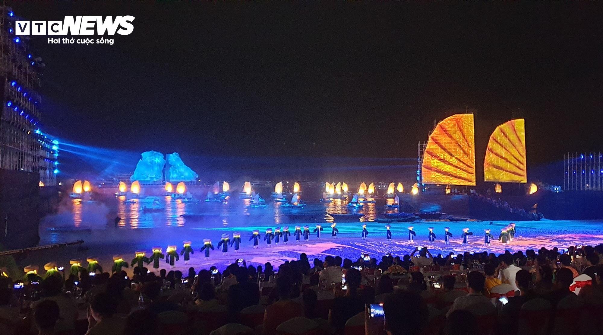 Tối 28/4, tại bãi tắm Công viên Đại Dương (Bãi Cháy, TP Hạ Long, Quảng Ninh), chương trình Carnaval Hạ Long 2024 lần đầu tiên được tổ chức trên biển với chủ đề “Bừng sáng cùng kỳ quan”.