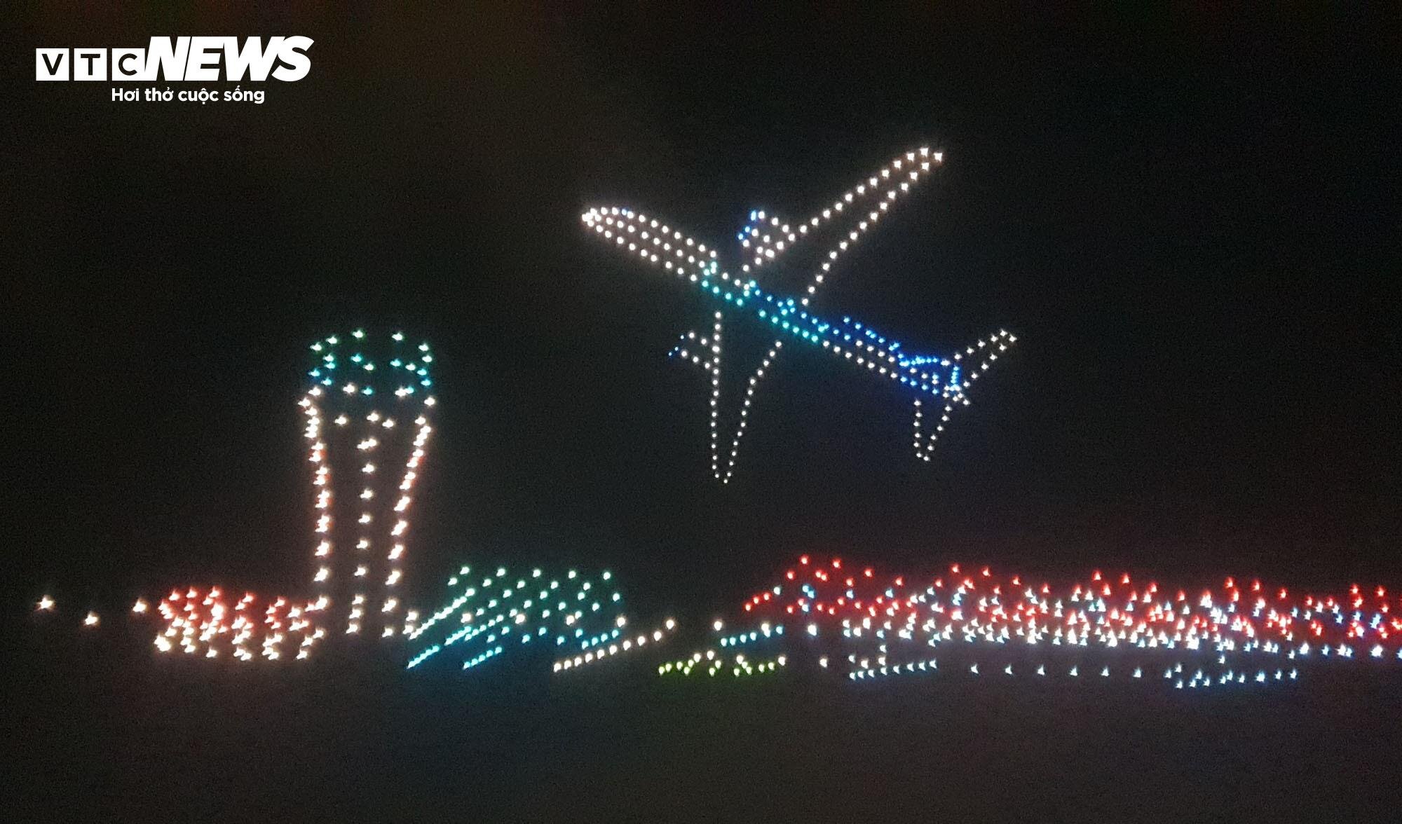 Biểu tượng Càng hàng không quốc tế Vân Đồn được trình diễn bởi hệ thống drone light.