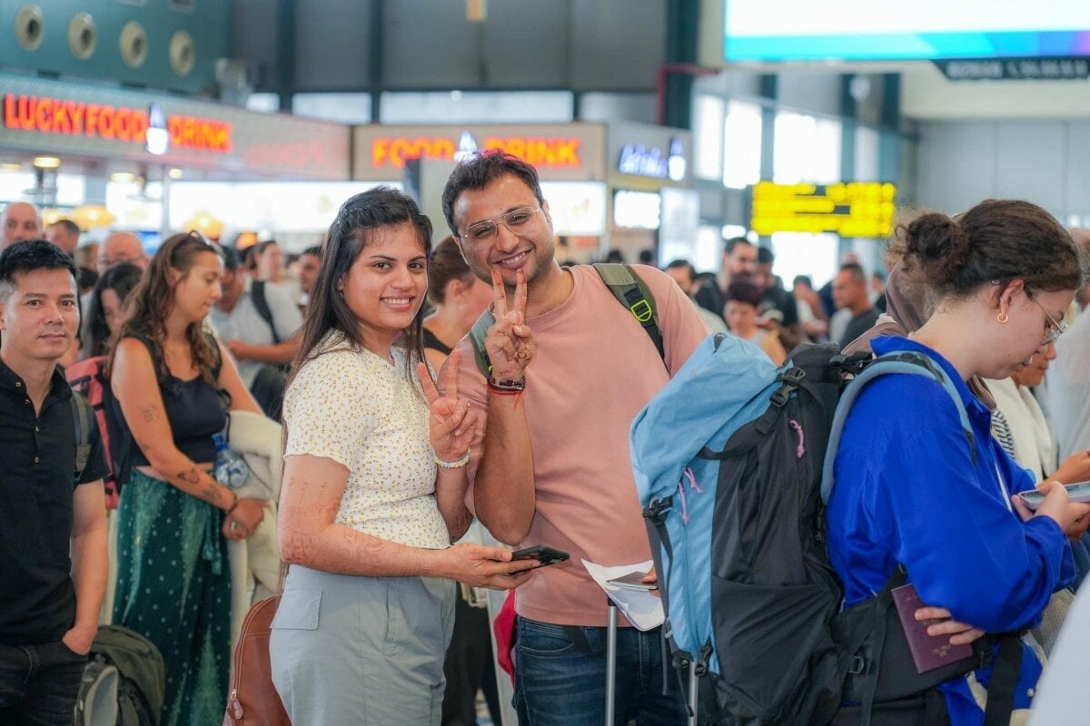 Lượng khách quốc tế qua sân bay Nội Bài đông đúc ngày nghỉ lễ thứ 2.