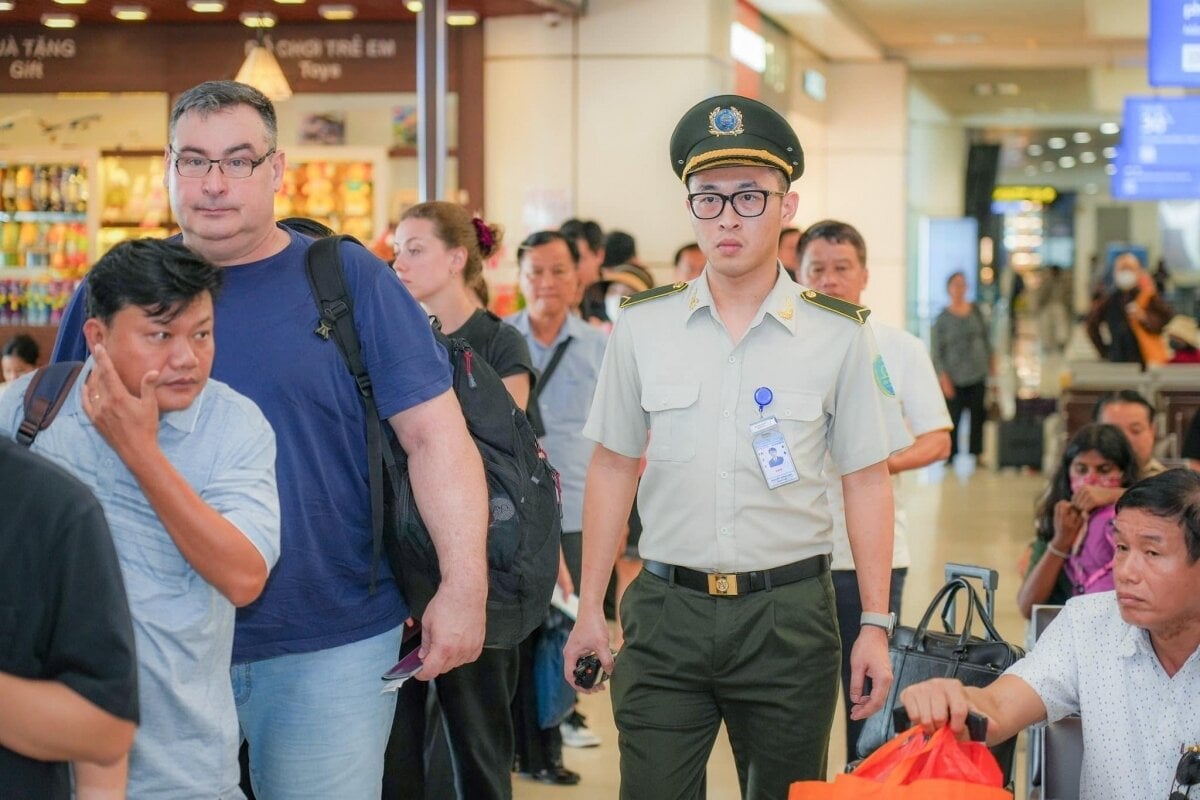 Lượng khách quốc tế qua sân bay Nội Bài tăng cao.