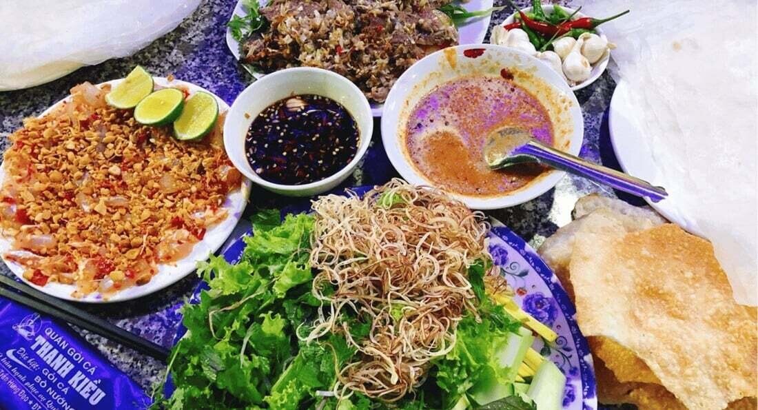 Được ví như “sushi phiên bản Việt Nam”, ăn vặt Quy Nhơn gỏi cá Thanh Kiều là một trong những món ăn đặc sản Quy Nhơn không nên bỏ lỡ.