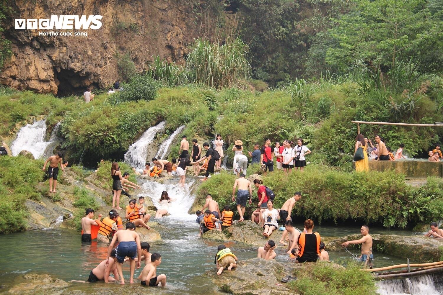 Tầng 1 khu thác Nàng Tiên có hồ nước không sâu, du khách có thể xuống tắm.