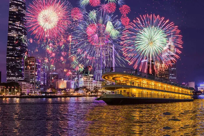 Các du thuyền thường di chuyển dọc sông Sài Gòn, đưa khách tham quan nhiều địa điểm vừa xem pháo hoa và ăn tối. (Ảnh: Saigon Princess)