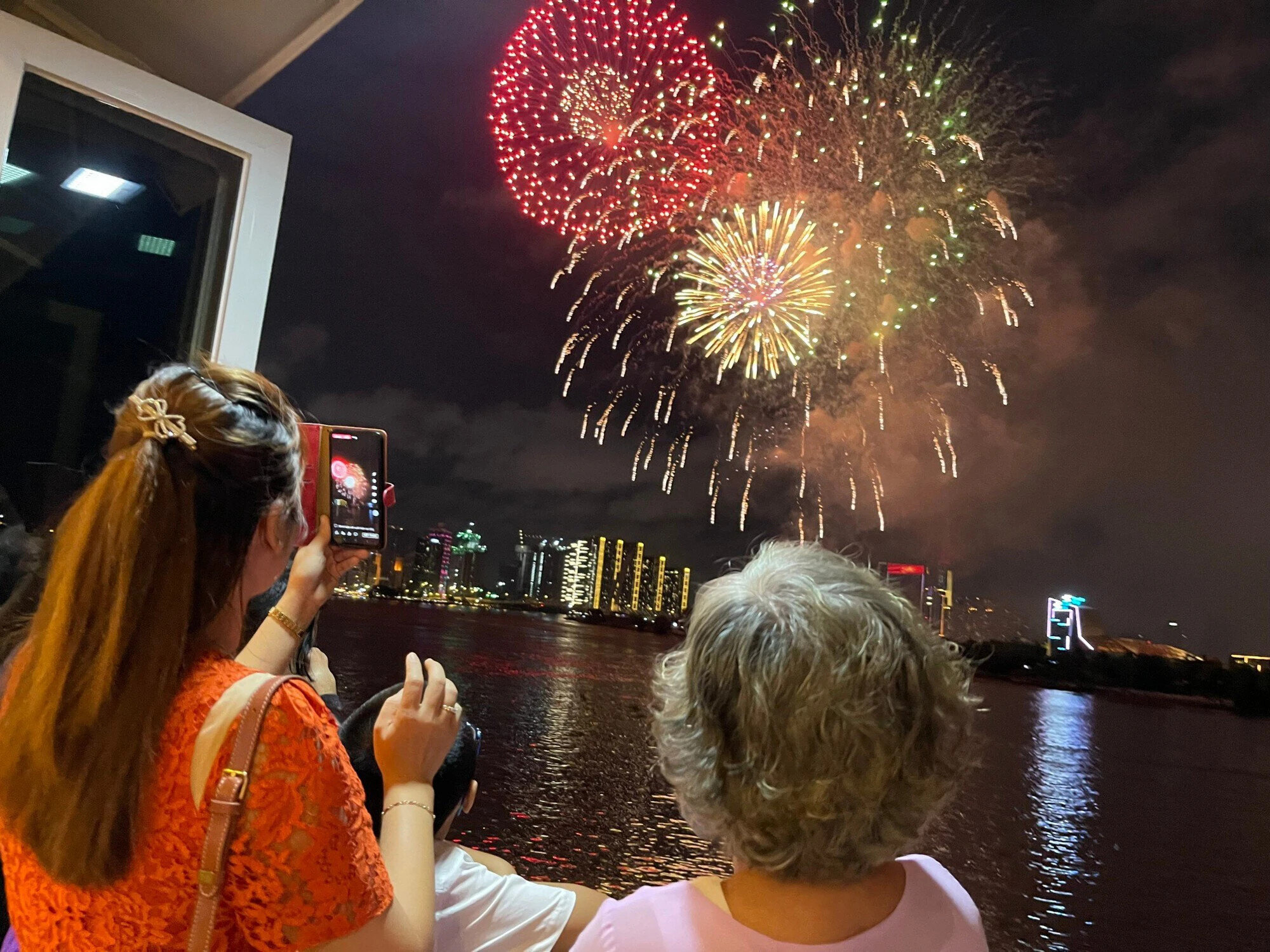 Du khách trải nghiêm dạo sông Sài Gòn, ngắm pháo hoa trên du thuyền Hòn NGọc Viễn Đông. (Ảnh: HNĐD)