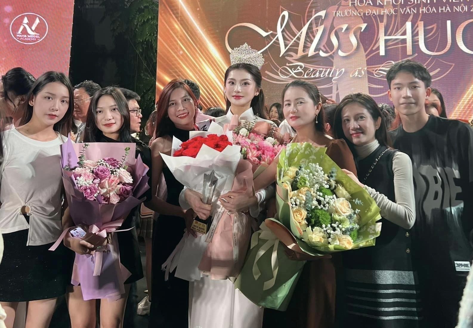 Trong đêm chung kế Miss Huc 2024, ngoài danh hiệu tân hoa khôi người đẹp còn giành thêm hai giải thưởng phụ khác: Người đẹp áo dài và Người đẹp tỏa sáng. Điều hiếm khi xuất hiện ở một cuộc thi hoa khôi sinh viên.