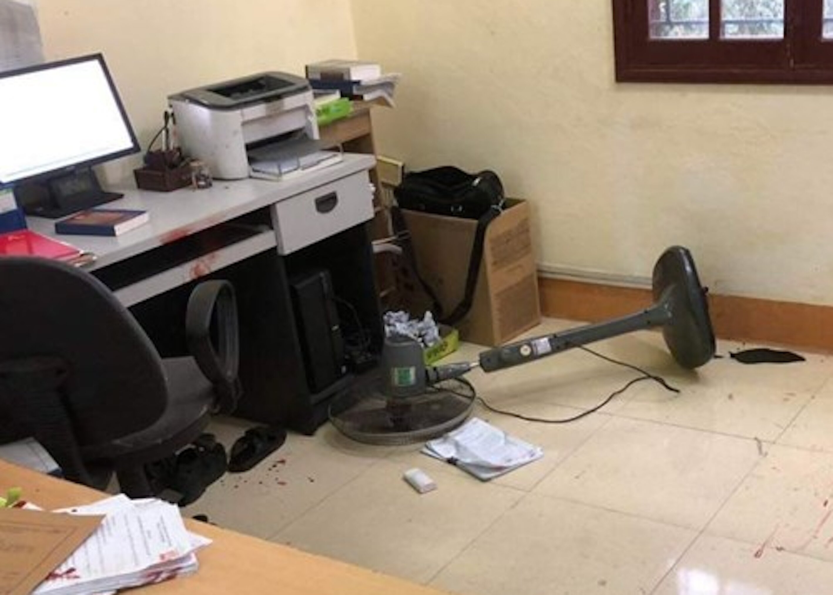 Hiện trường phòng làm việc của ông Nguyễn Văn Quý - Phó Chánh án TAND huyện Cam Lộ sau khi sự việc xảy ra. (Ảnh: H.T)