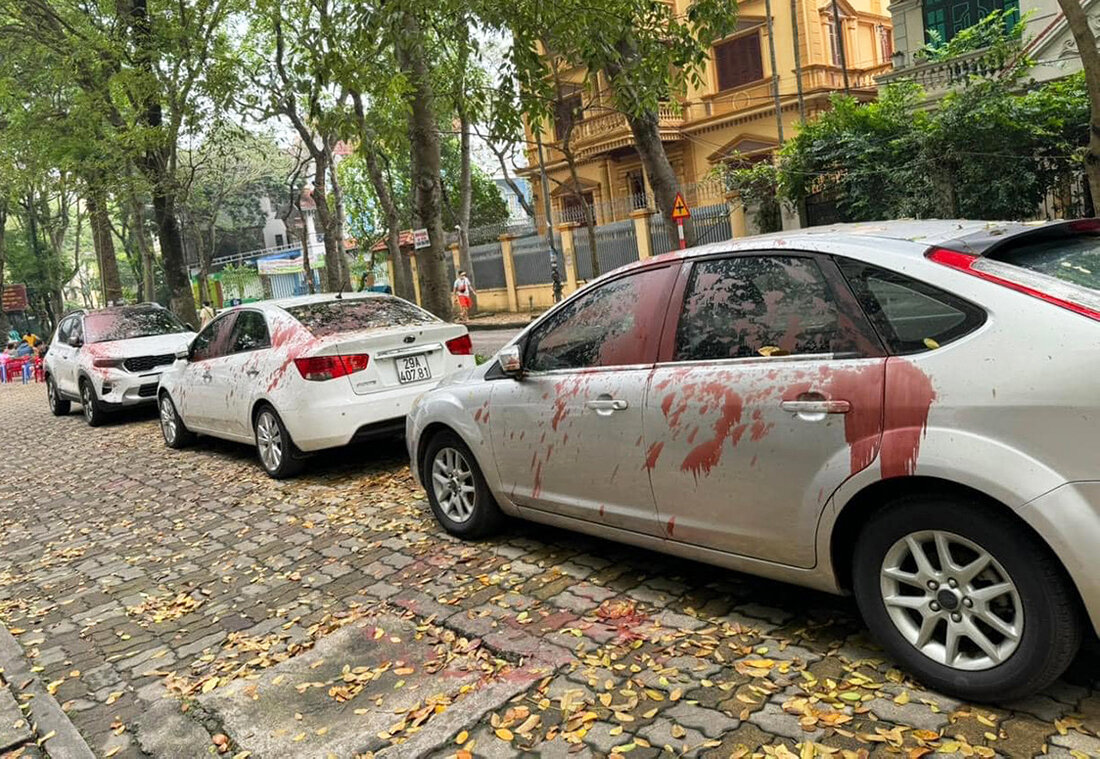 Một số xe bị tạt sơn ở khu đô thị Định Công, phường Định Công, quận Hoàng Mai, Hà Nội. (Ảnh: V.A)