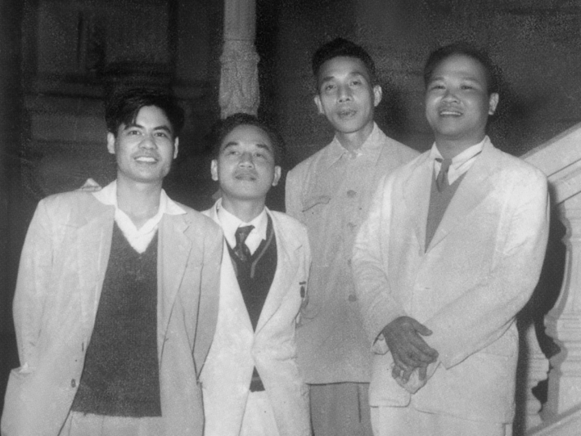 Nhà thơ nào từng 5 lần đảm nhận vị trí Thứ trưởng và 2 lần làm Bộ trưởng? - 1