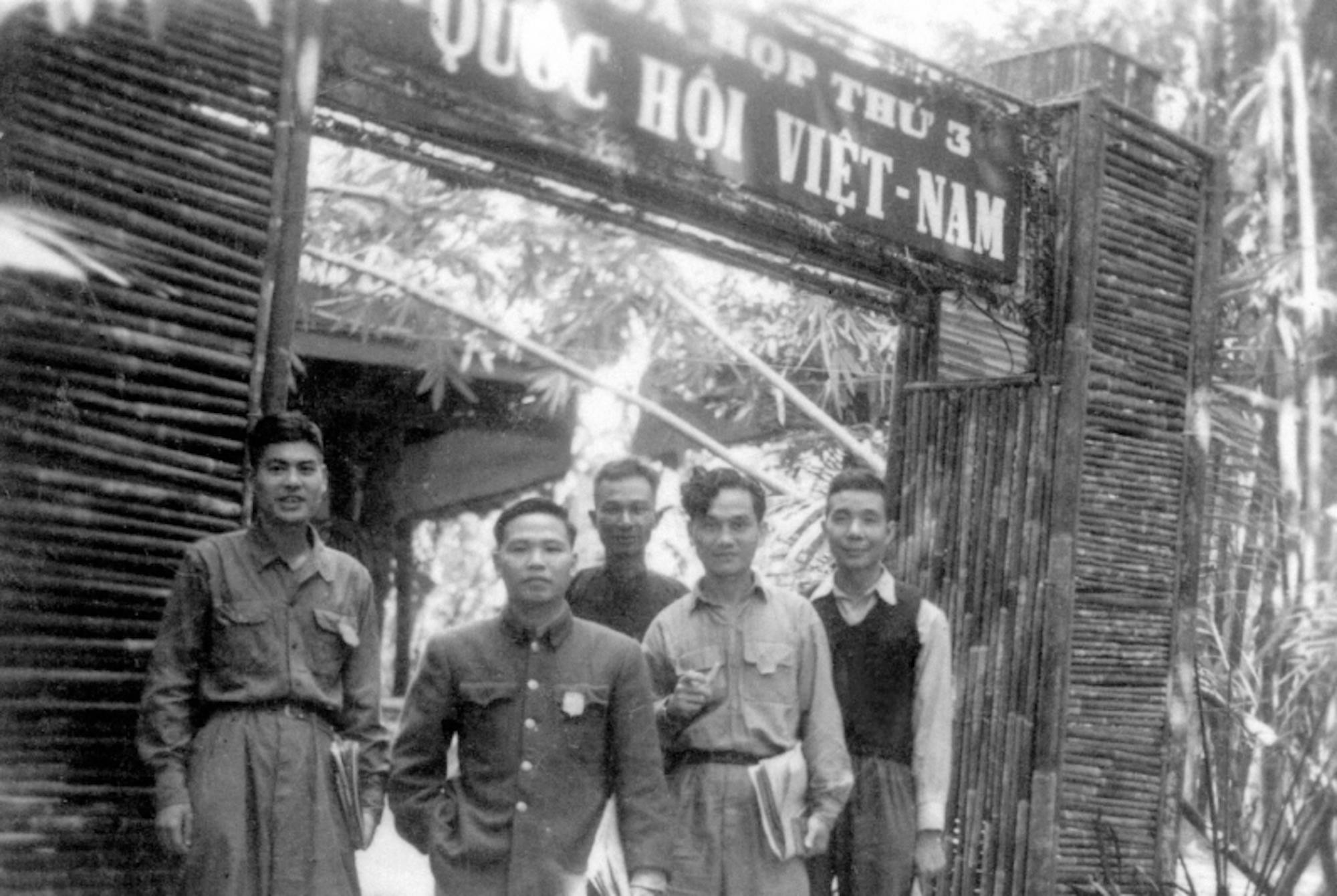 Nhà thơ nào từng 5 lần đảm nhận vị trí Thứ trưởng và 2 lần làm Bộ trưởng? - 3