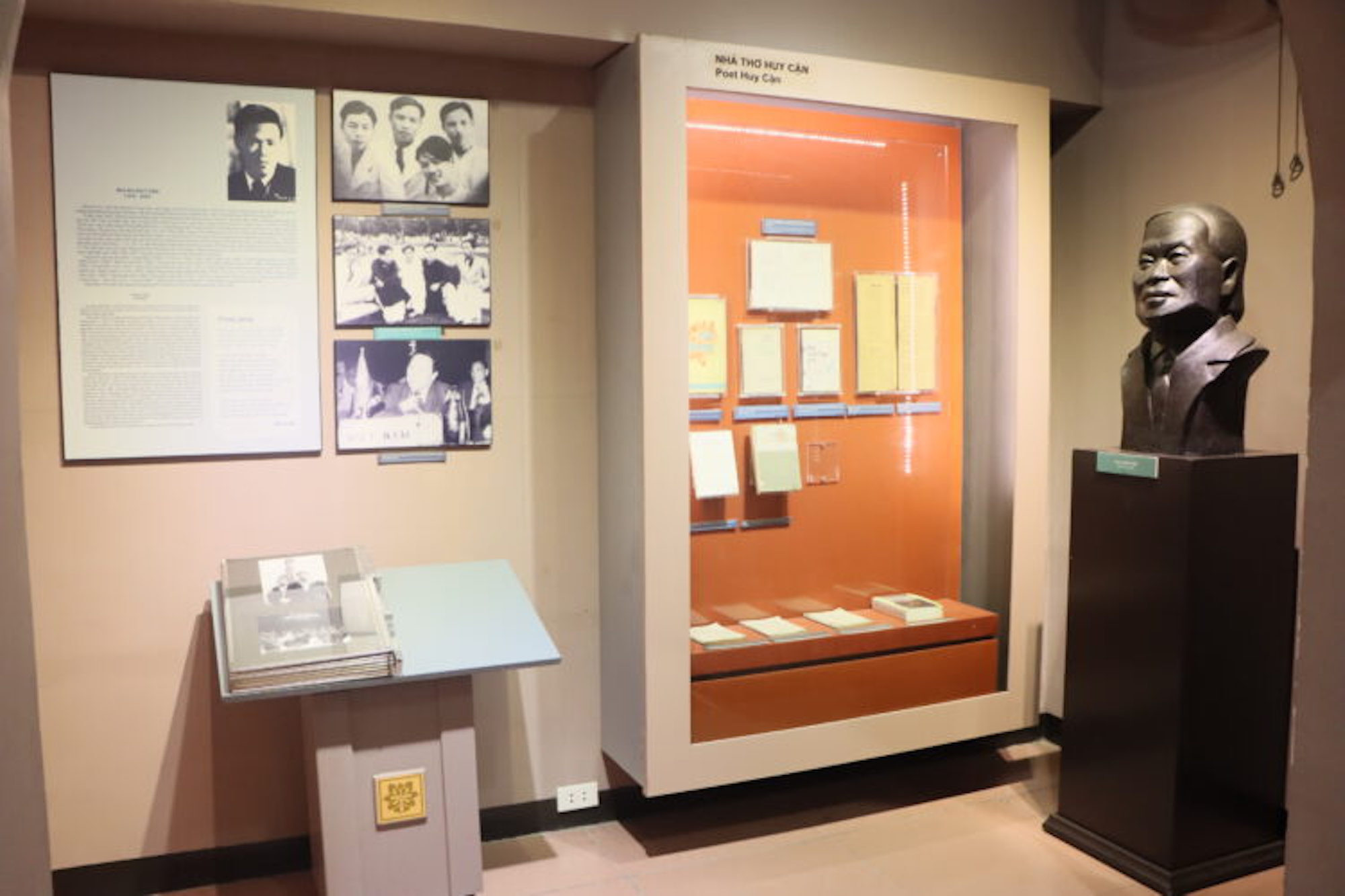 Nhà thơ nào từng 5 lần đảm nhận vị trí Thứ trưởng và 2 lần làm Bộ trưởng? - 5