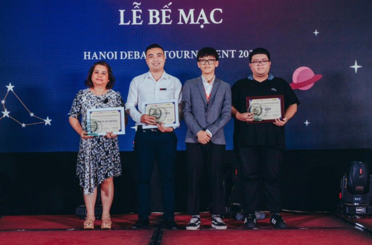 Anh Minh (thứ 2 từ phải sang) tại lễ bế mạc giải đấu Hanoi Debate Tournament 2023.