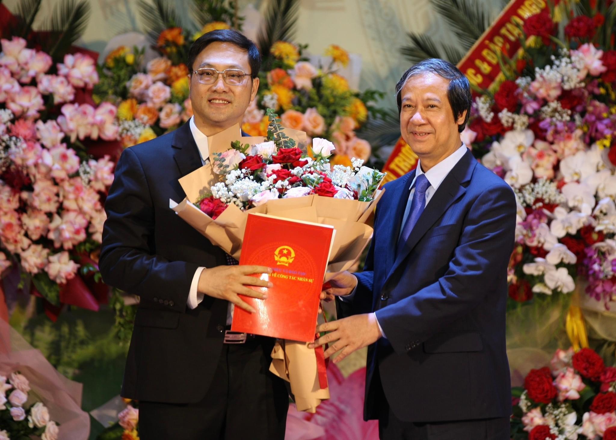Bộ trưởng GD&ĐT Nguyễn Kim Sơn trao quyết định công nhận Giám đốc Học viện Quản lý giáo dục.
