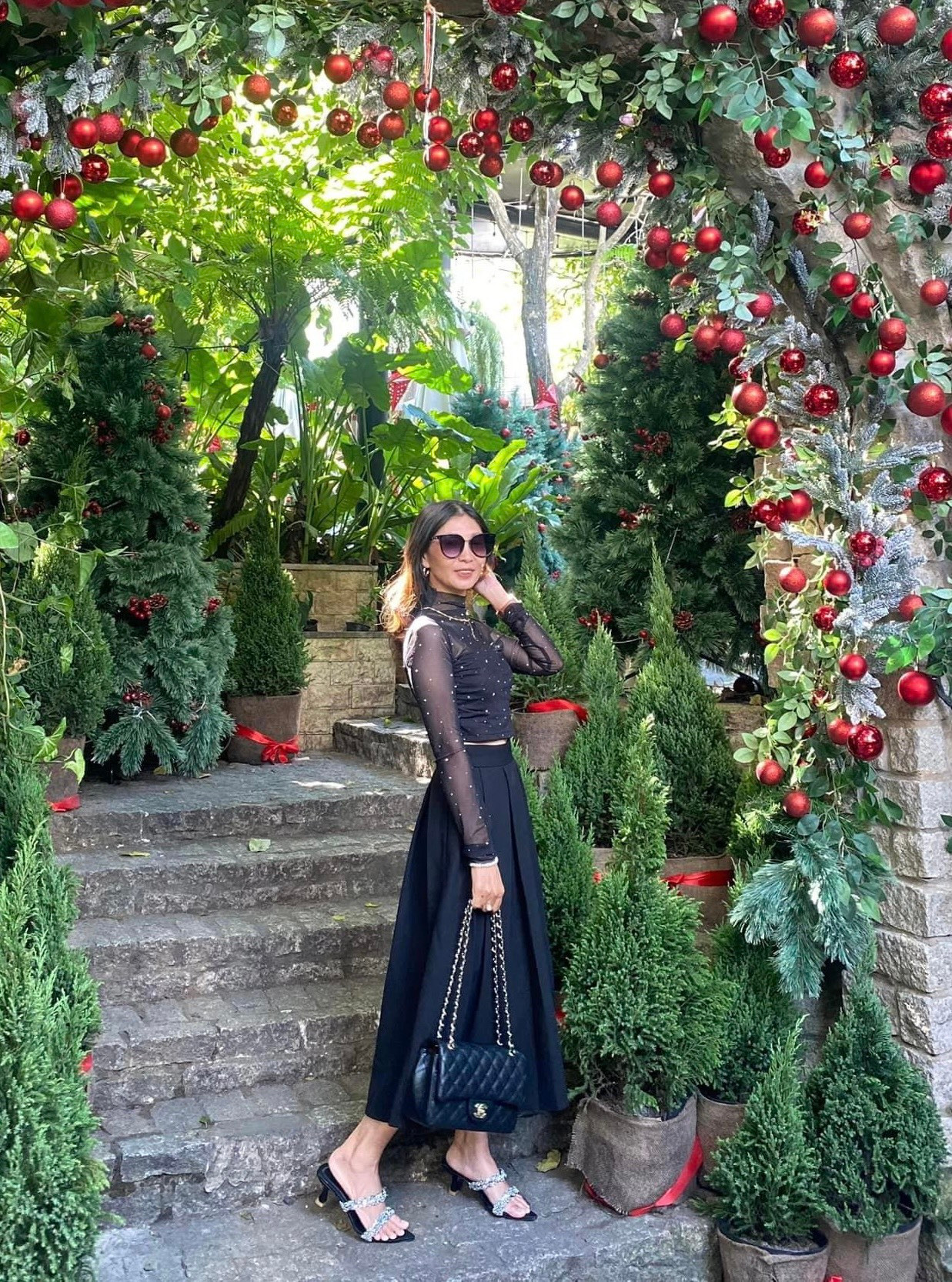 “Tủ đồ của tôi chỉ những bộ đồ bình dân, không phải đồ hiệu như nhiều người nghĩ, giá của chúng chỉ có vài trăm nghìn”, cô giáo nói. Hai phong cách chủ đạo nhất được cô Rubi Trịnh theo đuổi là style áo dài Việt Nam và "sành điệu" Hàn Quốc.