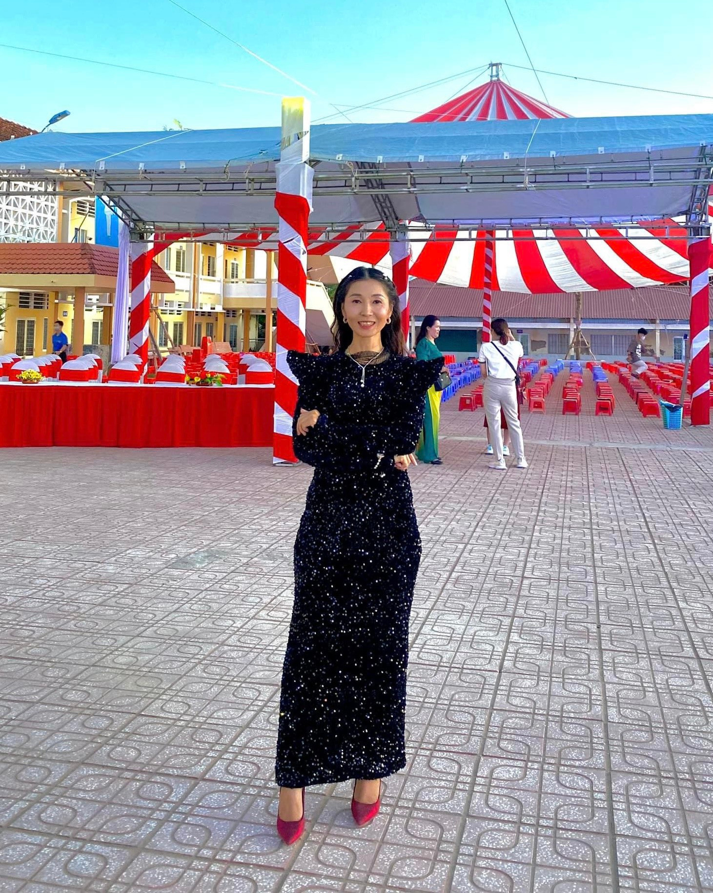 Nhiều clip diện đồ thời trang của nữ giáo viên thu hút gần 1 triệu lượt xem, hơn 30.000 lượt yêu thích và hơn 1.500 lượt bình luận. Mọi người cho rằng, phong cách thời trang của nữ giáo viên giống với nhân vật Cheon Seo Jin trong bộ phim Cuộc chiến thượng lưu của Hàn Quốc.