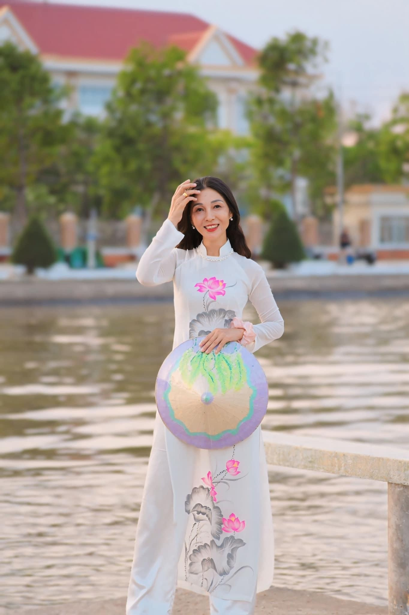 Ngoài thời trang, cô Rubi Trịnh còn thích nấu ăn và xem phim ngôn tình Hàn Quốc, Trung Quốc, lướt TikTok... Những hoạt động này không chỉ để giải trí mà còn mang đến làn gió mới giúp tâm hồn nữ giáo viên trở nên tươi trẻ hơn, bắt kịp xu hướng, dễ dàng trò chuyện, trở thành người bạn, người đồng hành của học sinh Gen Z.