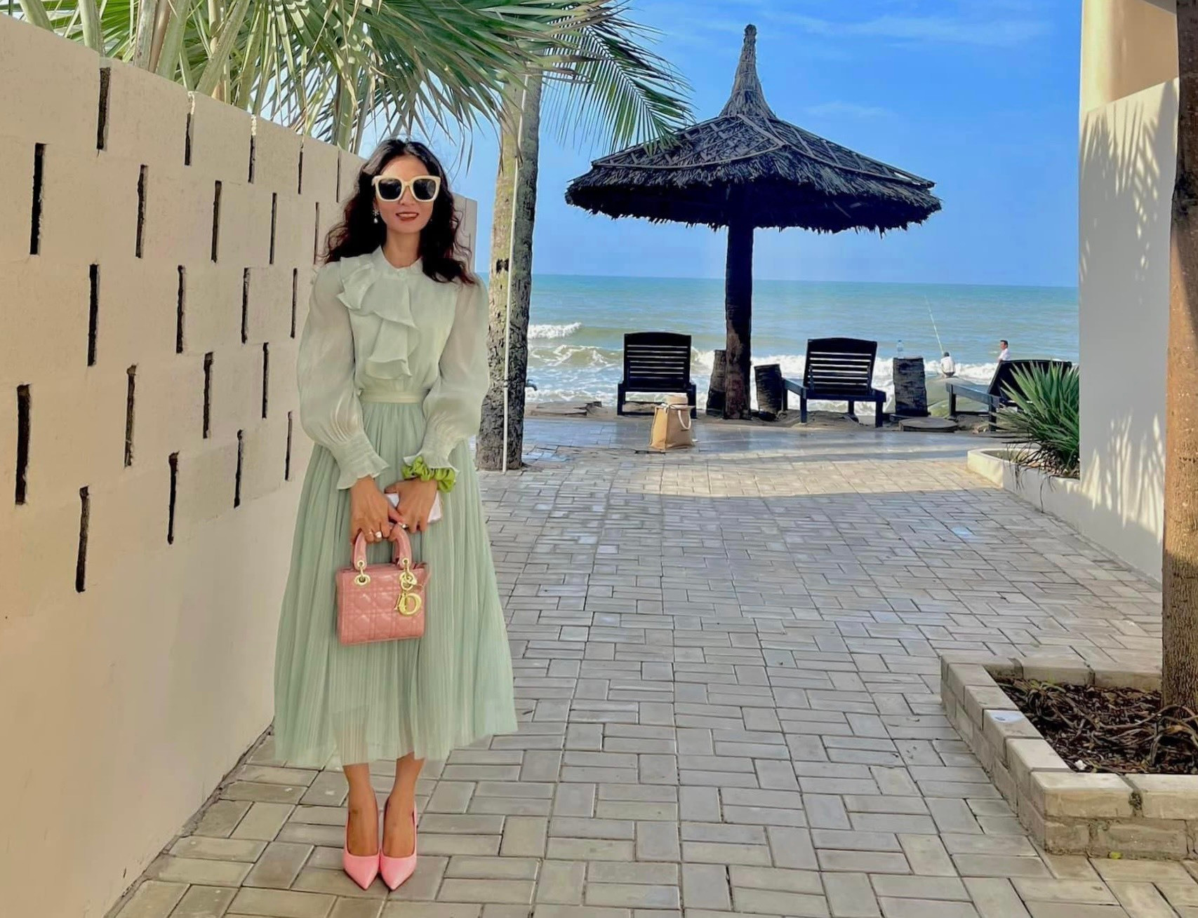 Với cô giáo 7X, thời trang là một phần của cuộc sống, do vậy mỗi khi rảnh rỗi cô thường học cách phối đồ. Tuy những bộ đó không quá đắt tiền, song vẫn toát lên khí chất thanh lịch, sang trọng và phù hợp với từng bối cảnh khi bản thân có mặt, nhất là khi đi dạy.