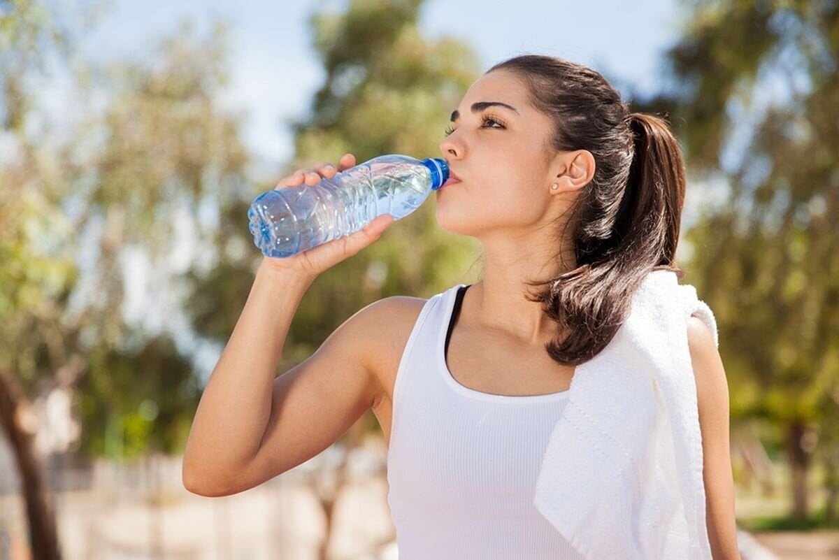 Uống đủ nước vô cùng quan trọng với sức khỏe và việc giảm cân của mỗi người. (Ảnh: Pinterest)