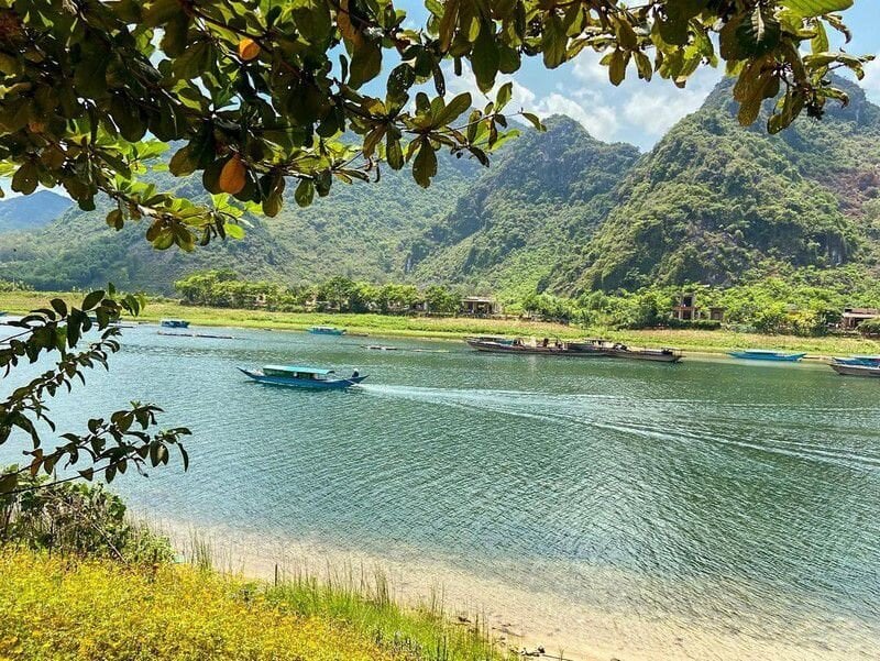 Không chỉ nổi bật bởi những truyền thuyết riêng, sông Son còn cuốn hút du khách bởi vẻ đẹp hoang sơ, thơ mộng.