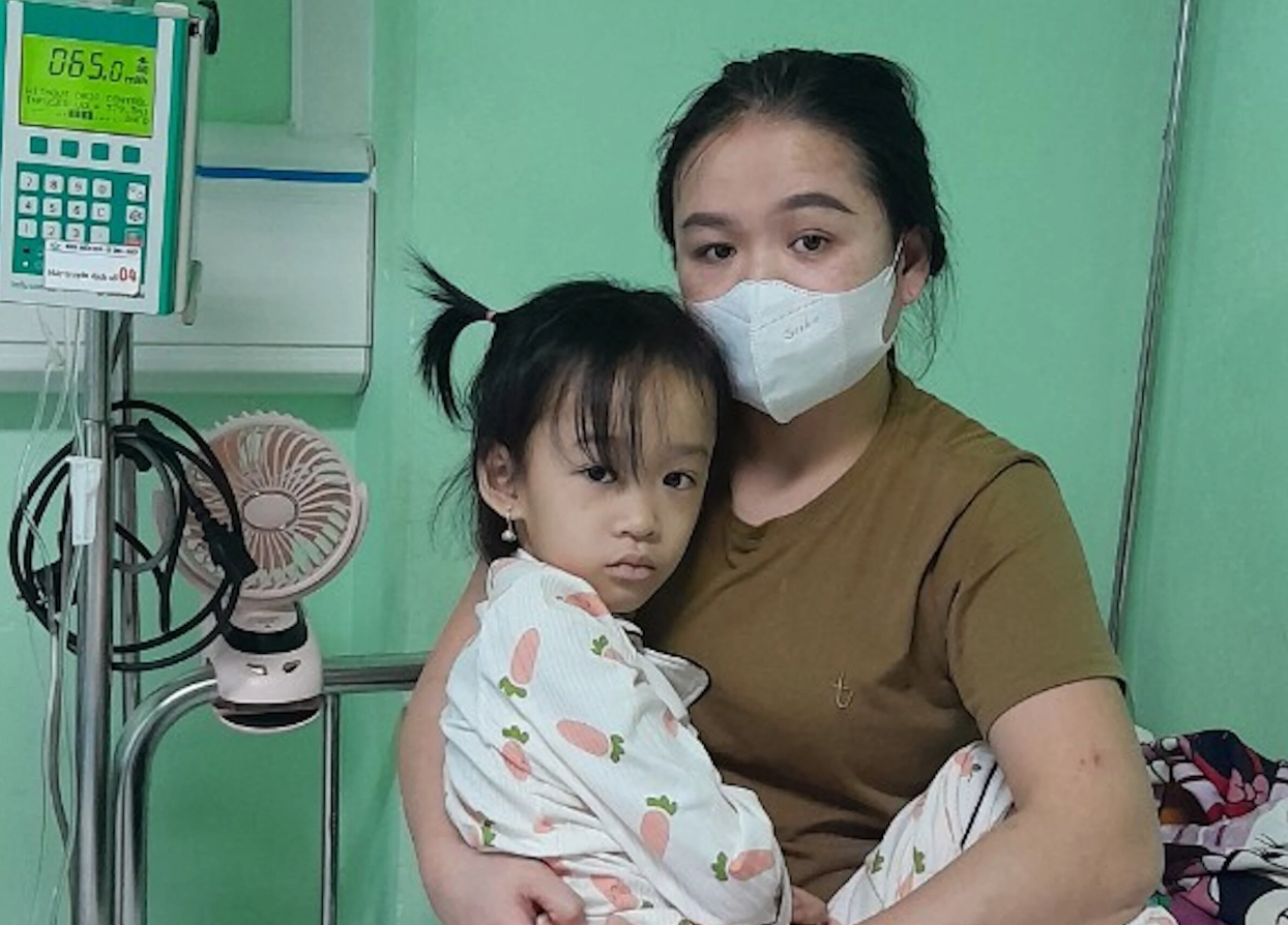 Gia đình mong nhận được sự giúp đỡ của cộng đồng để có thể điều trị bệnh cho con.