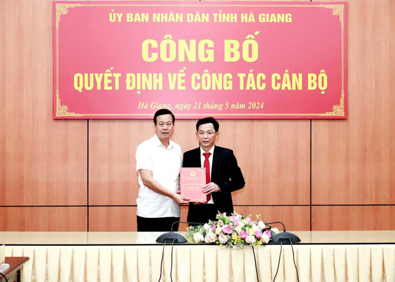 Chủ tịch UBND tỉnh Nguyễn Văn Sơn (trái) trao quyết định cho ông Bùi Quang Trí.