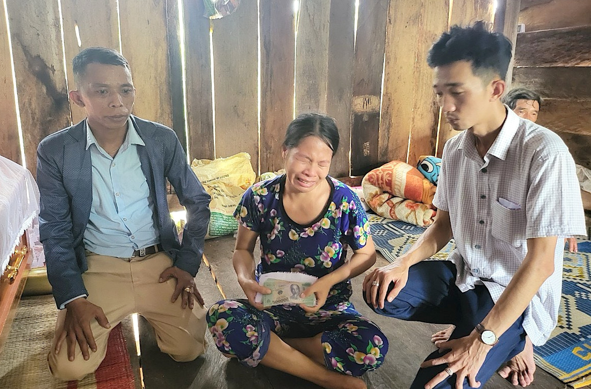 Chia sẻ nỗi đau mất mát, Báo điện tử VTC News hỗ trợ mỗi gia đình 5 triệu đồng lo công việc mai táng.