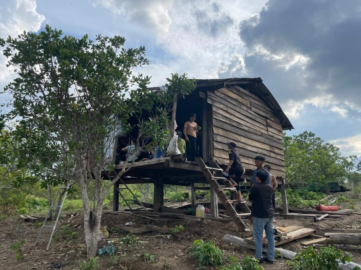 Ngôi nhà bố T. xây dựng trong khu vực vườn điều, cách chợ hơn 10km nằm lẻ loi cạnh núi.