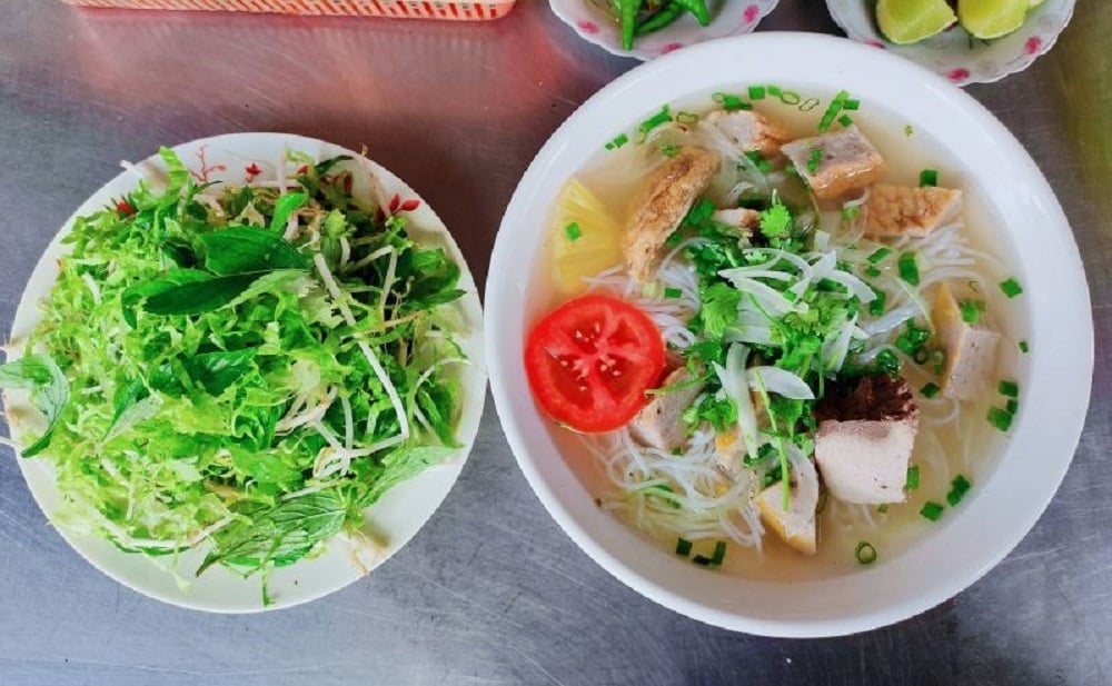 Khi nhắc đến bánh canh Nha Trang, không thể không kể đến Nhà hàng bánh canh & bún cá cô Sa.