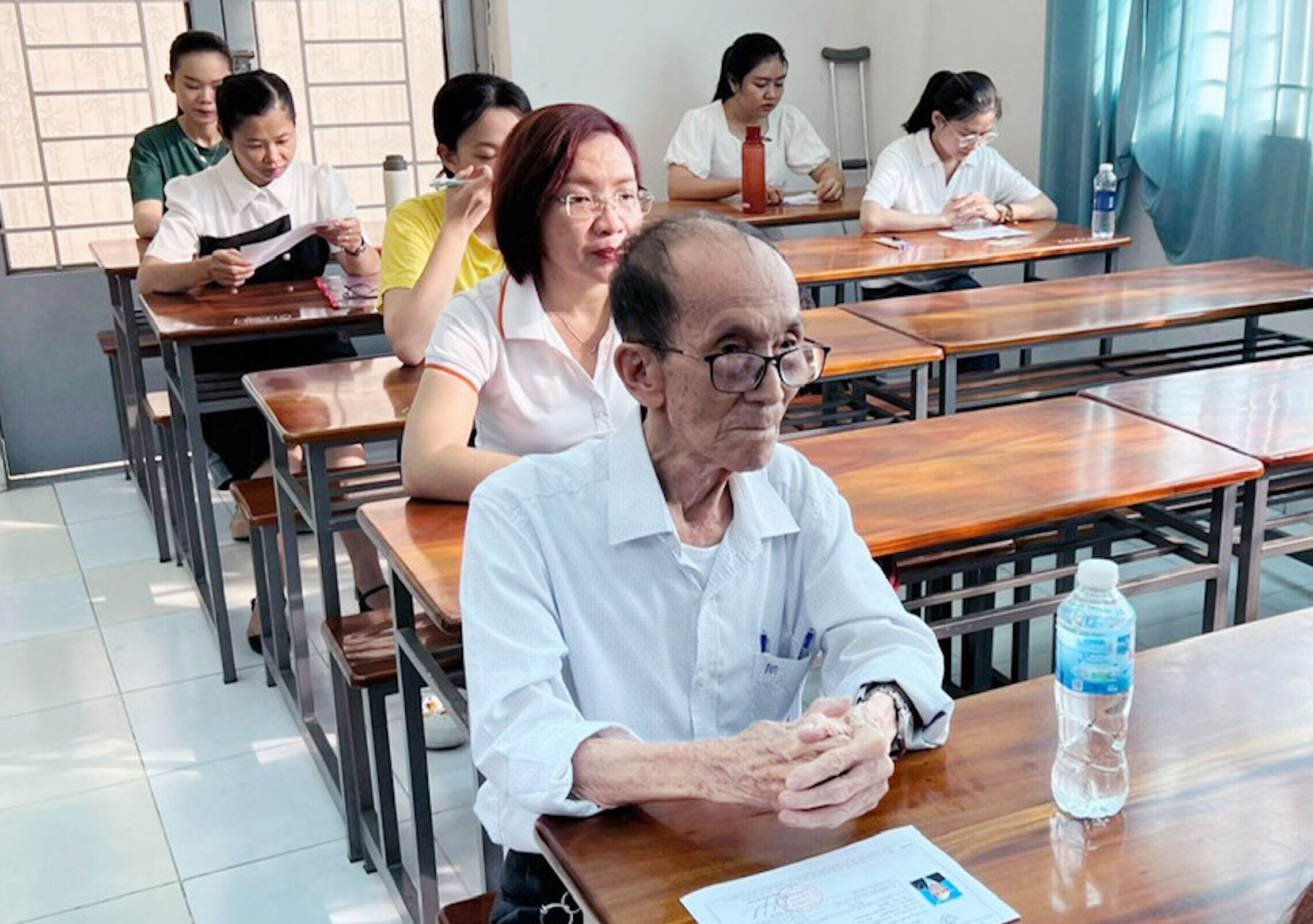 Ông Nguyễn Tấn Thành (87 tuổi, ngụ quận Ninh Kiều) trong buổi thi đánh giá năng lực ngoại ngữ đầu vào trình độ cao học sáng ngày 25/5. (Ảnh: H.T)