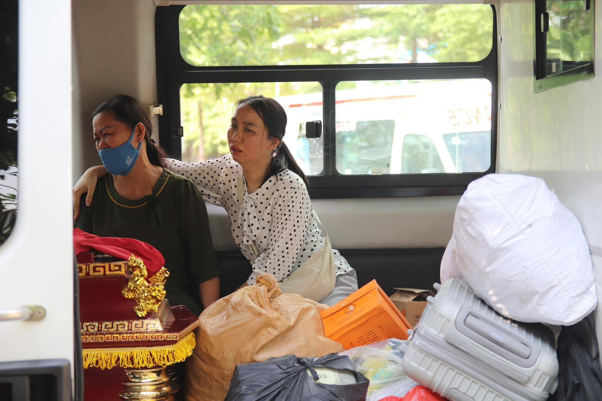 Người mẹ đau đớn đưa thi thể con về quê.