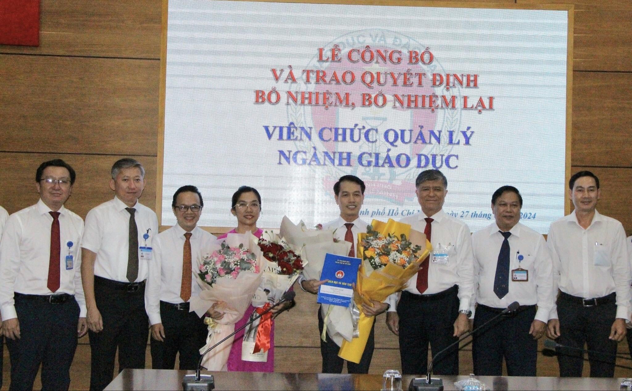 Ông Nguyễn Minh và bà Trần Thị Hồng Thủy nhận quyết định bổ nhiệm từ lãnh đạo Sở GD&ĐT TP.HCM.