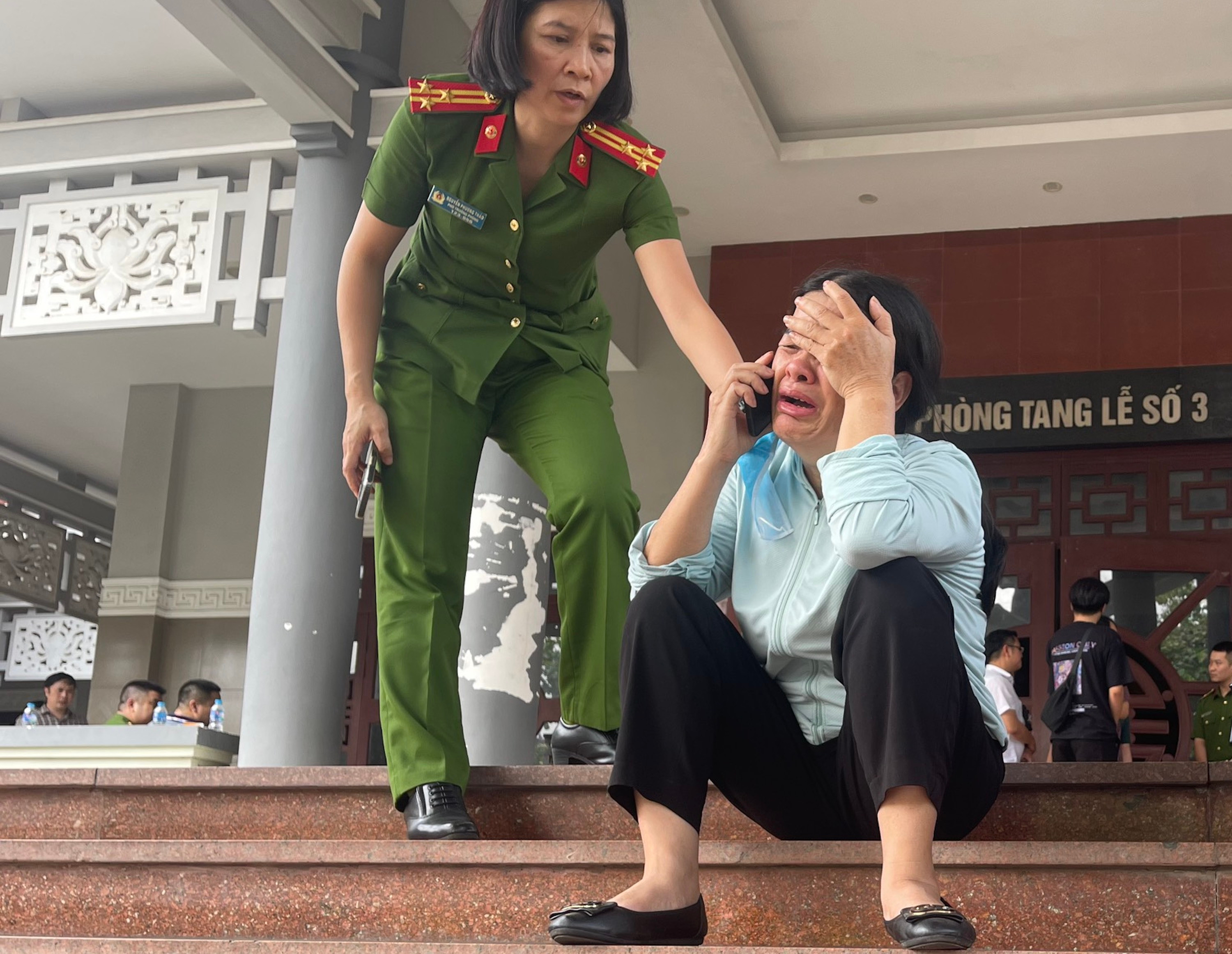 Người mẹ bật khóc khi hay tin con qua đời.