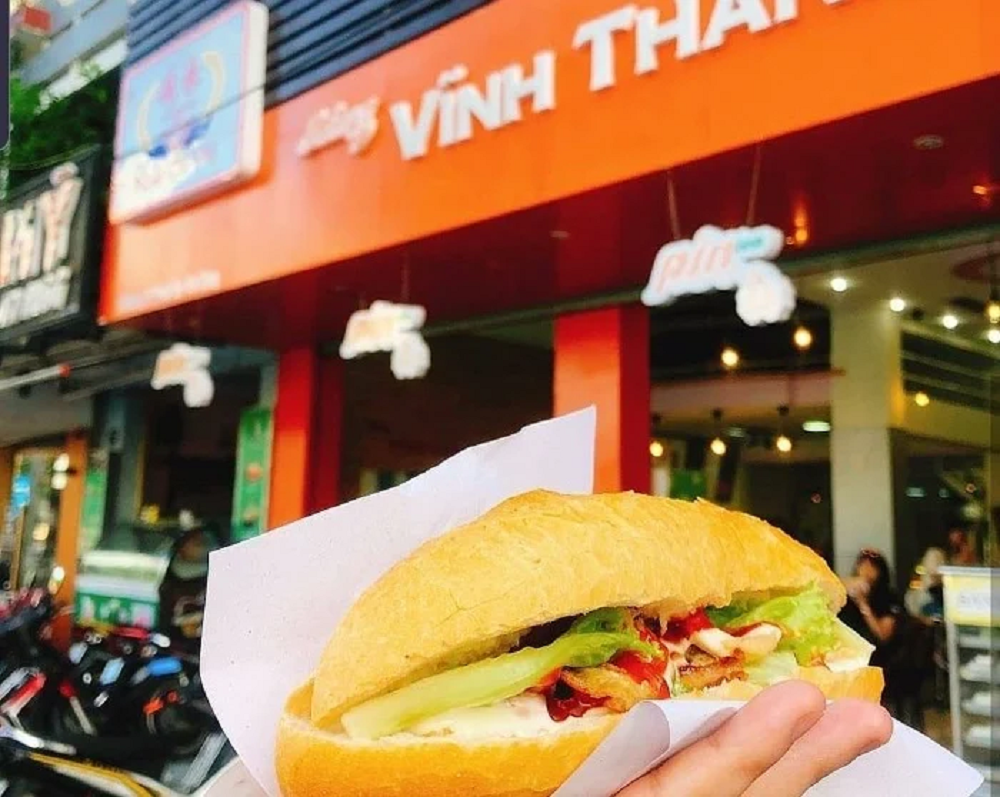 Quán Vĩnh Thành không chỉ nổi tiếng với nhiều loại bánh mì Nha Trang đặc trưng mà tại đây còn có bánh mì ngọt và nhiều đồ uống hấp dẫn khác.