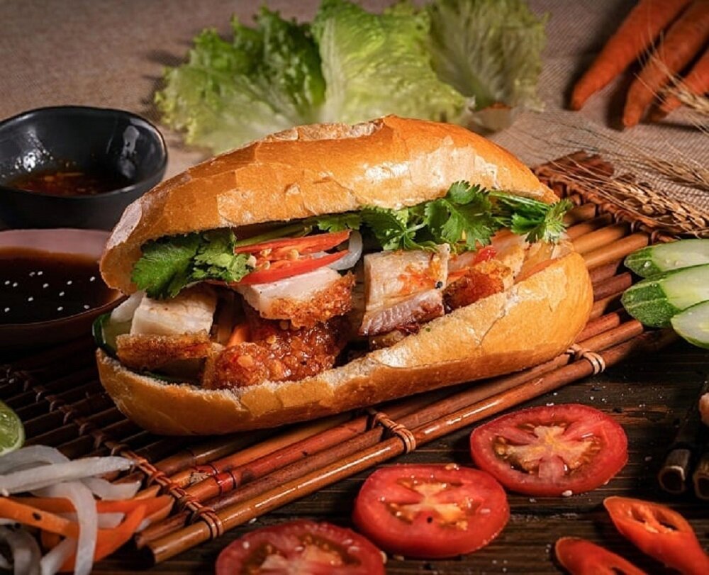 Thịt heo chín giòn, ăn kèm với nhiều nguyên liệu khác của bánh mì Nha Trang chắc chắn sẽ khiến bạn hài lòng.