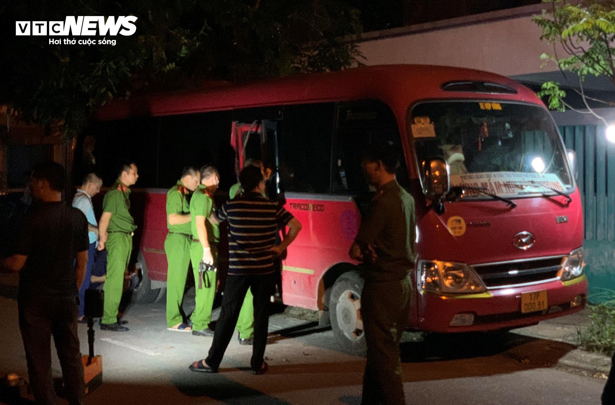 Tối 29/5, cơ quan chức năng tỉnh Thái Bình khám nghiệm chiếc xe nơi cháu bé bị bỏ quên.