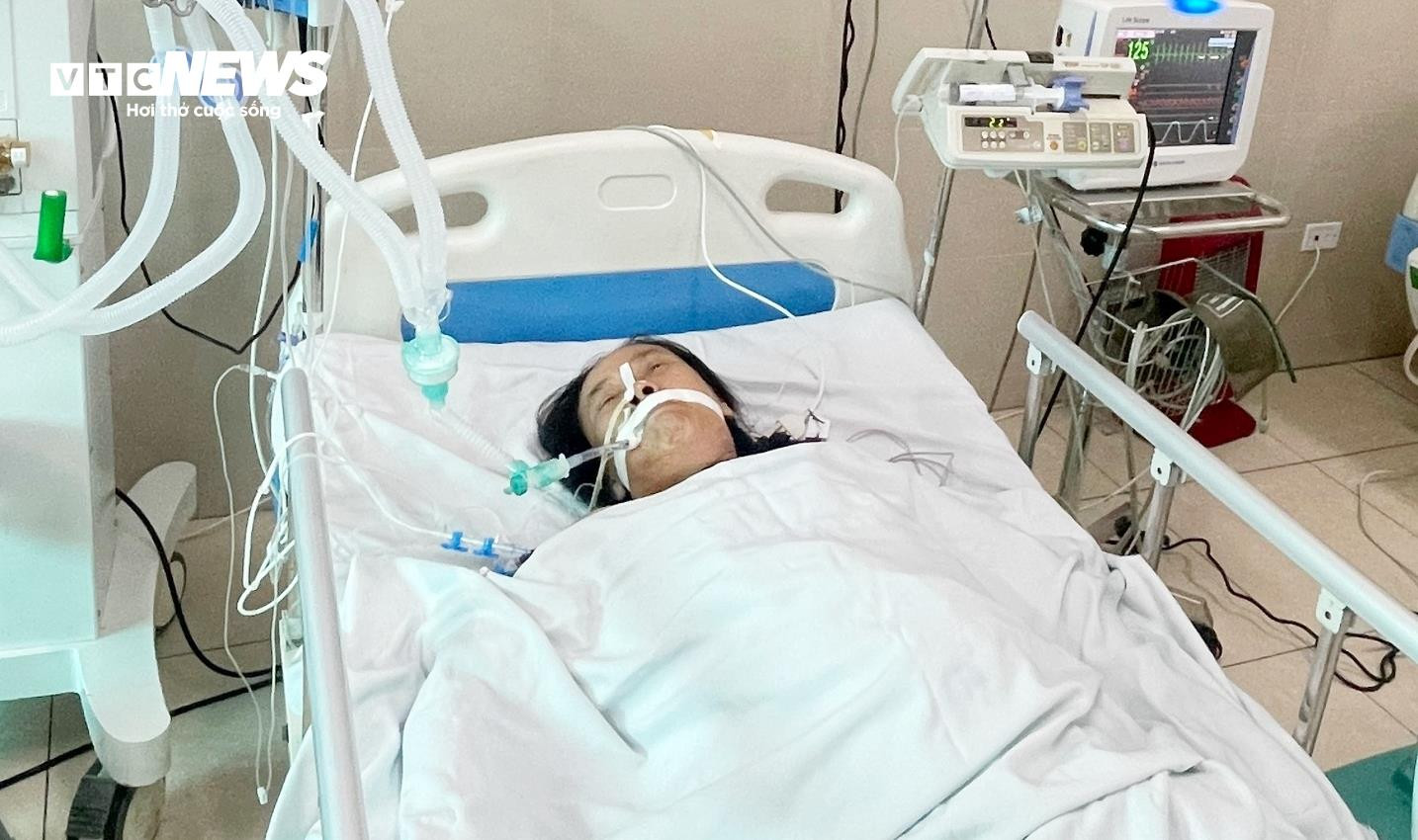 Sau mổ bà Lan phải lọc máu liên tục, thở máy, thăm dò huyết động. (Ảnh: Hương Giang)