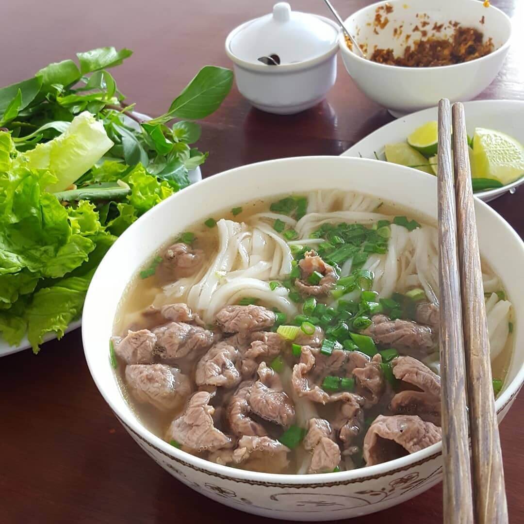 Phở 145 là quán phở Nha Trang nằm trên mặt đường Nguyễn Trãi sầm uất, tương đối dễ tìm với không gian rộng rãi, thoáng đãng.