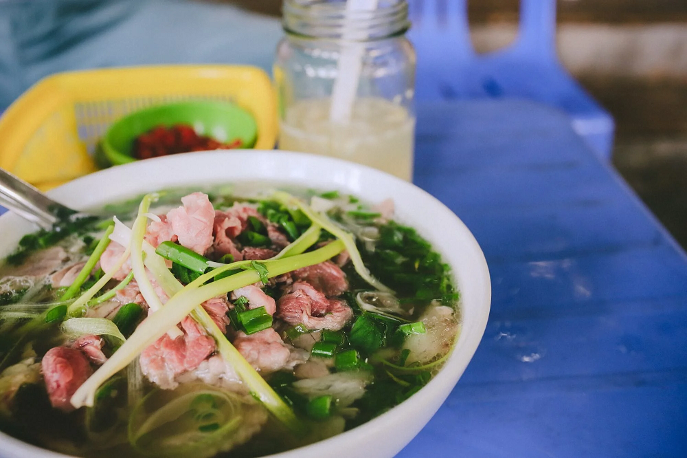 Phở Lộc là quán phở Nha Trang có vị trí đắc địa ngay trung tâm thành phố nên tương đối đông khách.