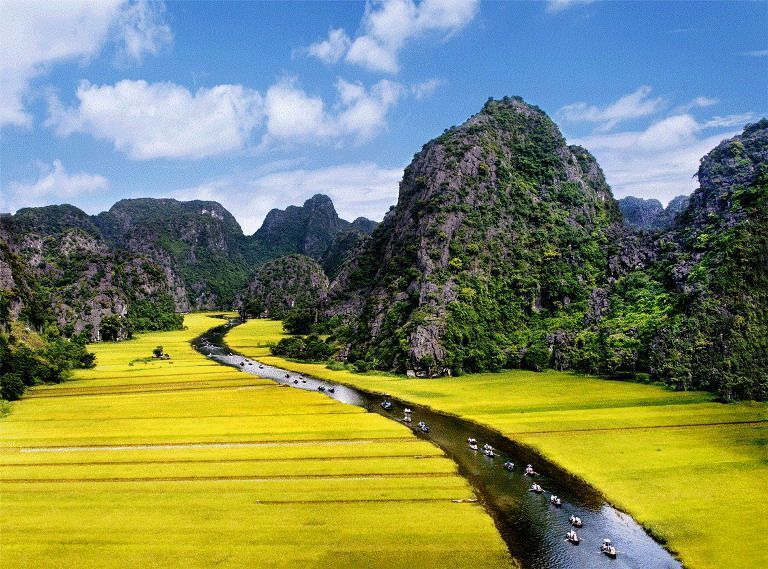 Mỗi mùa trong năm Thung Nắng lại được thiên nhiên ban cho mình một màu áo riêng mà mỗi màu áo lại làm say đắm lòng người theo những cách rất thú vị.