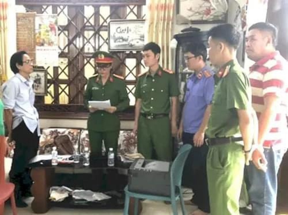 Cơ quan điều tra tống đạt các quyết định khởi tố, lệnh bắt tạm giam đối với Huỳnh Bảo Minh. Ảnh: Báo CAND