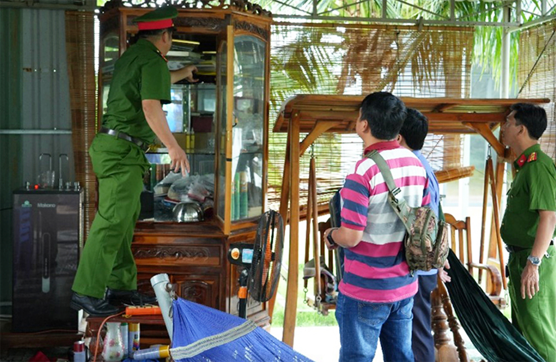 Cơ quan điều tra khám xét tại số nhà 29, Trần Bình Trọng, xã Thiện Nghiệp - nơi chị D. bị hành hung, giam giữ trái phép. (Ảnh: Công an tỉnh Bình Thuận)