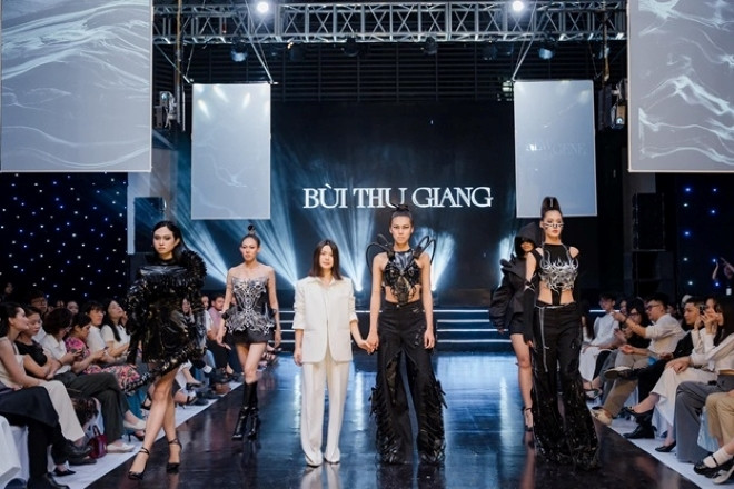 Bộ sưu tập “AWAKEN ” - NTK Bùi Thu Giang lấy cảm hứng từ sự chuyển biến tâm lý của nhân vật Xenomorph (phim Alien). Bộ sưu tập gửi gắm một thông điệp ý nghĩa: "Đừng để bóng tối khiến chúng ta sợ hãi và khiến ta bị trói buộc trong ngục tối, hãy là chính mình, hãy bước ra khỏi nơi giam cầm ta và đến nơi có ánh sáng soi chiếu. Hãy dùng tình yêu để cảm hóa cái ác và ta sẽ chiến thắng tất cả khi ta có sự quyết tâm và sự kiên cường".