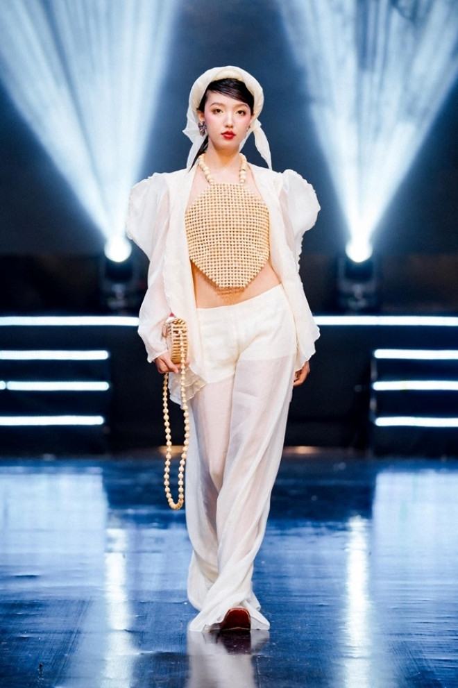 Với mong muốn tôn vinh vẻ đẹp của người phụ nữ nông thôn Bắc Bộ cuối thế kỷ 19 đầu thế kỷ 20, nhà thiết kế Tô Phương đã sáng tạo nên “Tâm son’’. Vào thời điểm này, người phụ nữ phải chịu nhiều áp bức, bất công, song sâu trong tâm khảm luôn tồn tại những khao khát, hy vọng được tự do, bình đẳng.Bộ sưu tập gồm 6 thiết kế với tone màu trung tính dịu nhẹ nhằm đặc tả cái đơn thuần, chất phác của người phụ nữ. Cùng với đó là những hình ảnh đậm chất nông thôn Bắc Bộ được đưa vào thiết kế và photoshoot như hạt gạo, tàu lá chuối, khăn vấn… Tuy nhiên, thấp thoáng trong bộ sưu tập là chất hiện đại, là góc nhìn mới mẻ, cá tính của một cô gái genZ.