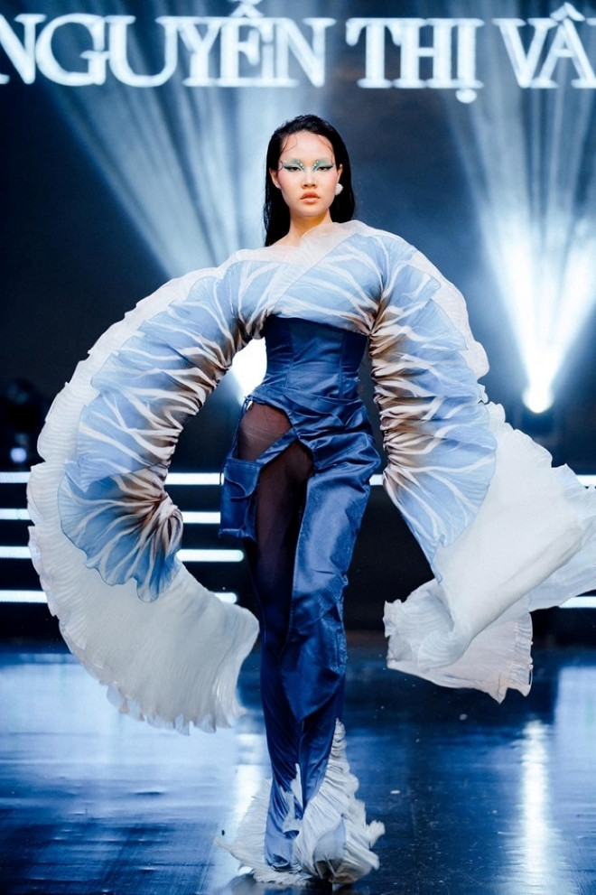 Với chủ đề “Chạm”, New Gene gồm 17 bộ sưu tập với hơn 100 tác phẩm khắc họa cảm hứng từ quá khứ cho tới hiện tại, mang đậm dấu ấn cá nhân cùng phong cách độc đáo. Các nhà thiết kế trẻ khéo léo lồng ghép những nét đẹp văn hóa vào trong từng thiết kế, tạo nên những bộ trang phục thời trang đa sắc màu.