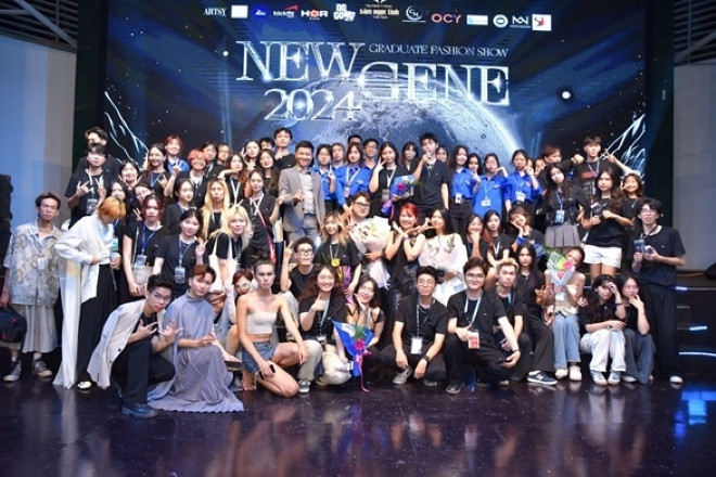 NEW GENE 2024 không chỉ là một show diễn đơn thuần mà còn là nơi các sinh viên Khóa 19 ngành Thiết kế thời trang thể hiện niềm đam mê, sáng tạo và khẳng định bản thân. Show diễn nhận được sự đánh giá cao từ giới chuyên môn và đông đảo khán giả bởi sự đầu tư kỹ lưỡng, dàn dựng công phu và những thiết kế độc đáo, sáng tạo.