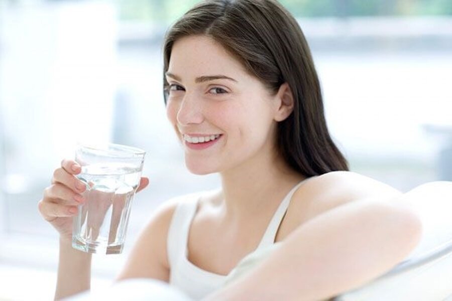 Nước có thể làm giảm sự lưu trữ chất lỏng lên trên khuôn mặt của bạn. (Ảnh: Pinterest)