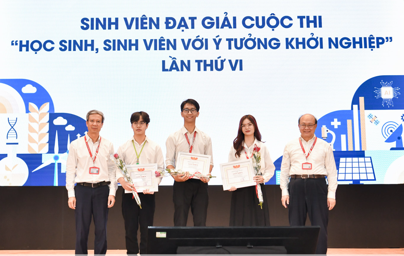 Trao thưởng cho sinh viên đạt giải cuộc thi "Học sinh, sinh viên với ý tưởng khởi nghiệp" lần thứ VI.