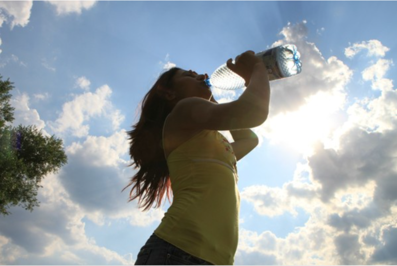 Uống nước ấm vào buổi sáng giúp thanh lọc cơ thể. (Nguồn: Ettoday)