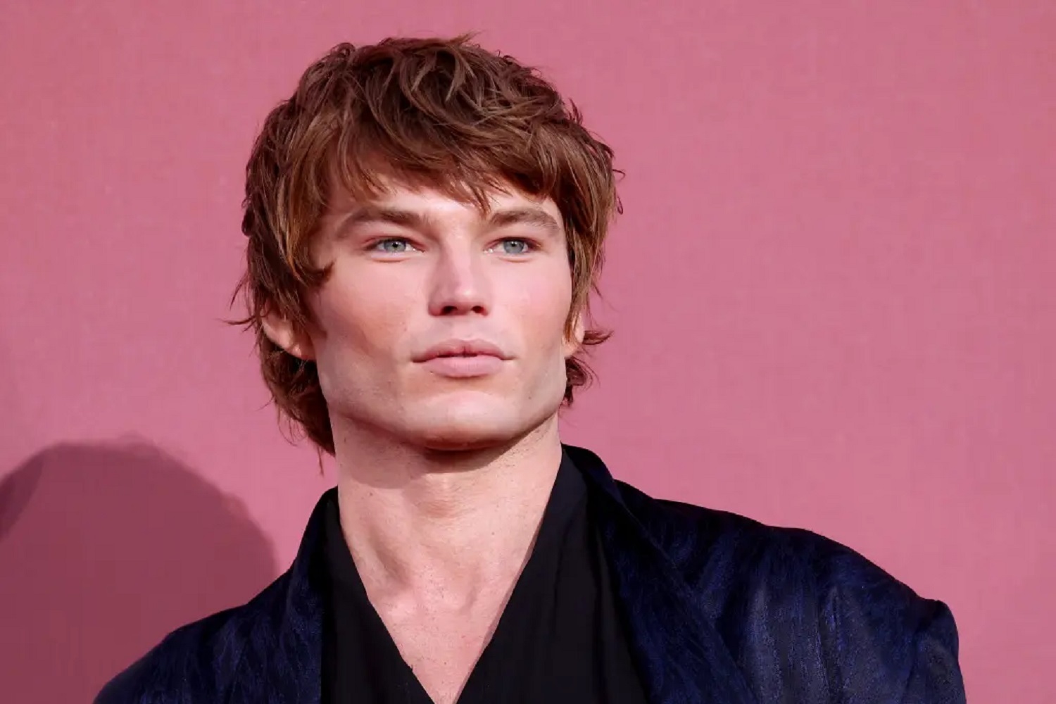 Chiếc quai hàm góc cạnh và xương gò má như điêu khắc của người mẫu Jordan Barrett cũng là hình mẫu của nhiều gen Z. (Ảnh: Stefano Giovannini)